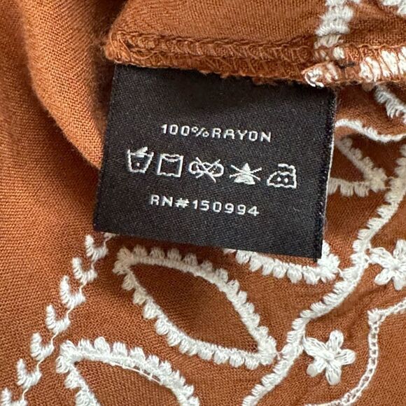 BELLDINI caramel color with off white scalloped trim
Embroidered Peasant Top Lg - Picture 6 of 11